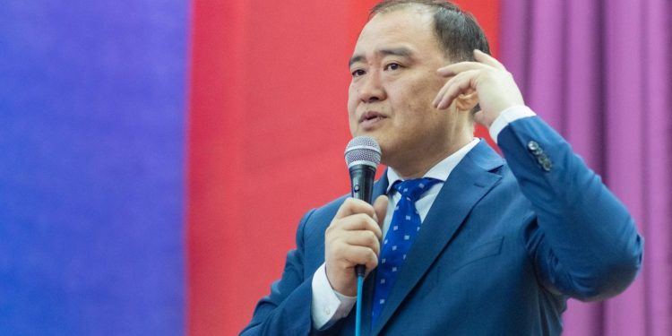 Л.Гантөмөр: Монголын ардчиллыг үүлэн чөлөөний нар болгож болохгүй!